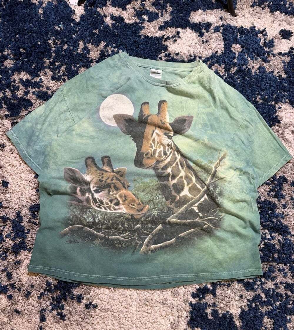The Mountain Giraffe Graphic T-Shirt XL Green Tie Dye